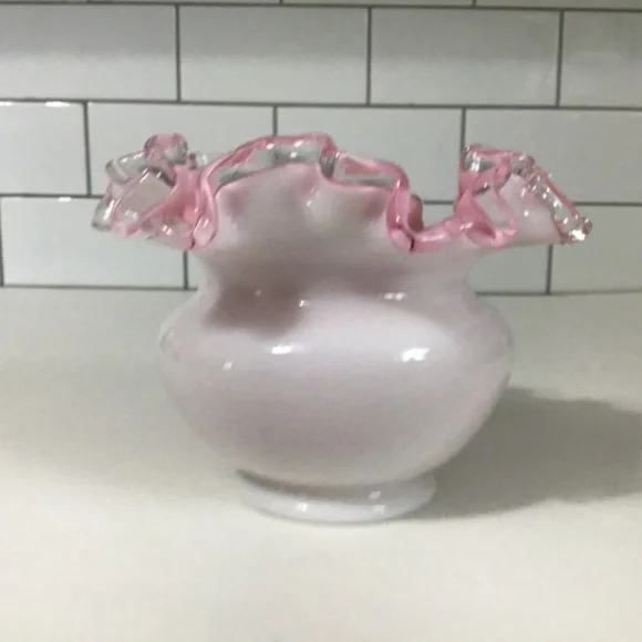 VTG Silver Crest MilkGlass Pink With White Ruffled Rim Vase Unmarked Fenton - Picture 4 of 6